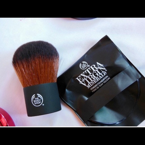 The Body Shop Mineral Powder Foundation Brush (high quality Kabuki Brush) - Picture 3 of 14